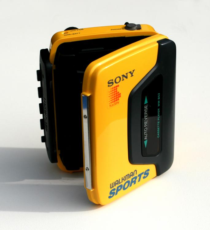 Sony_Walkman02.thumb.jpg.872cdfdc9db7a242b121db3463445933.jpg