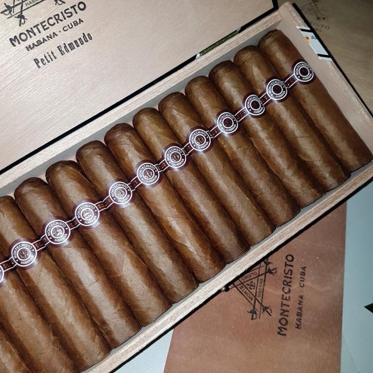 Montecristo Petit Edmundo HQ JUN 17.jpg
