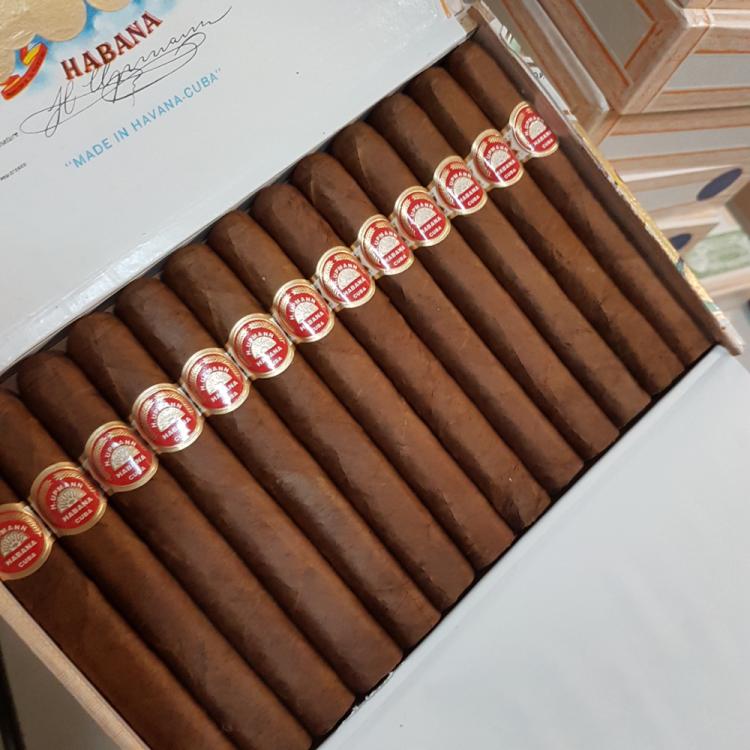 H. Upmann Petit Corona HO MAY 17.jpg