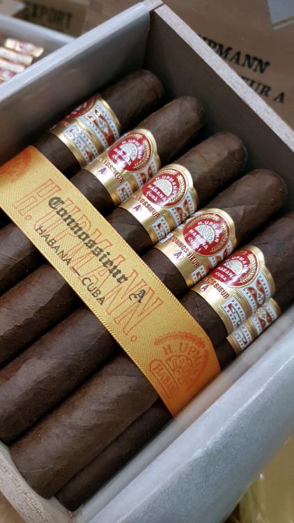 H. Upmann connaisseur A HQ JUL 17 .jpg