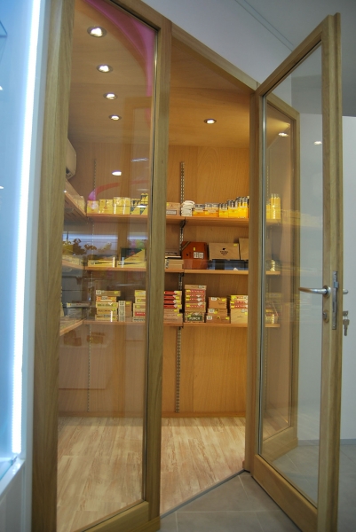 5aa087813e249_CornerHumidor.jpg.d0f5db073b094aa575110d16cbacee9b.jpg