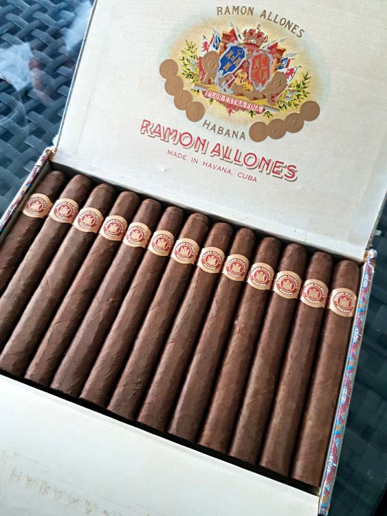 Ramon Allones Petit Corona 3.jpg