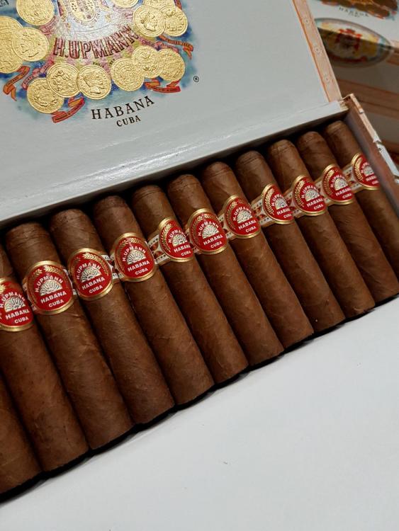 H. Upmann Half Corona HQ MAY 18.jpg