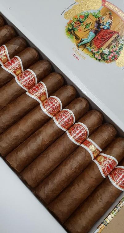 Romeo y Julieta Petit Royales NOV 18.jpg