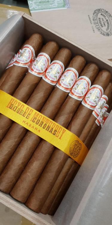 Hoyo De Monterrey Double Corona FEB 19.jpg