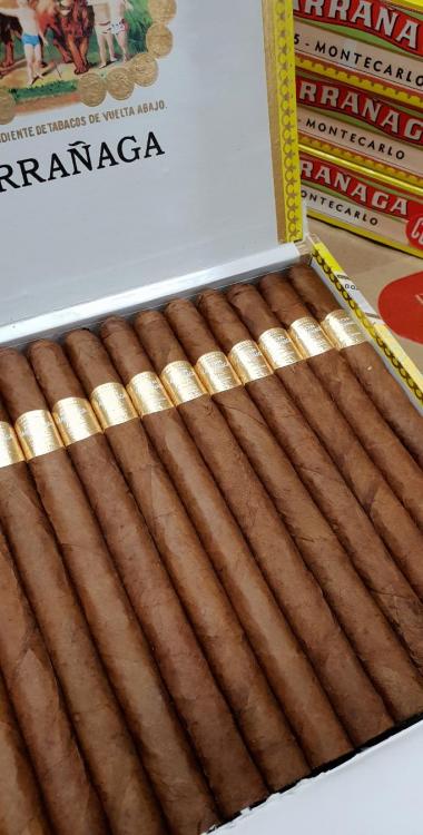 Por Larranaga Petit Corone.jpg