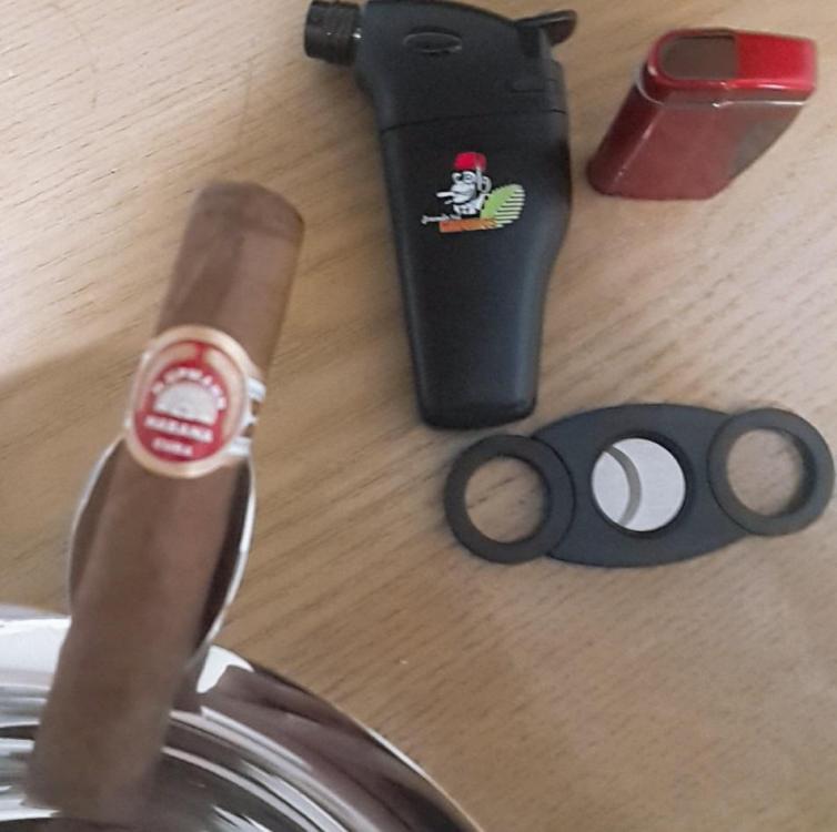 H. Upmann Half Corona