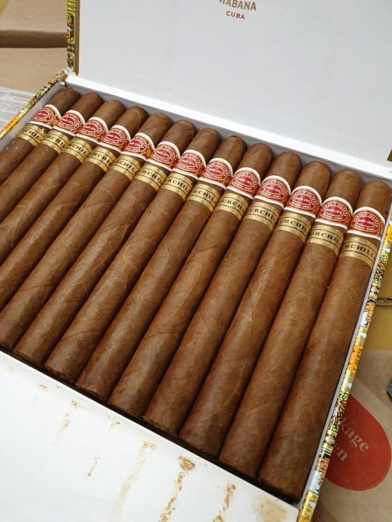 Romeo y Julieta Churchills with oil.jpg