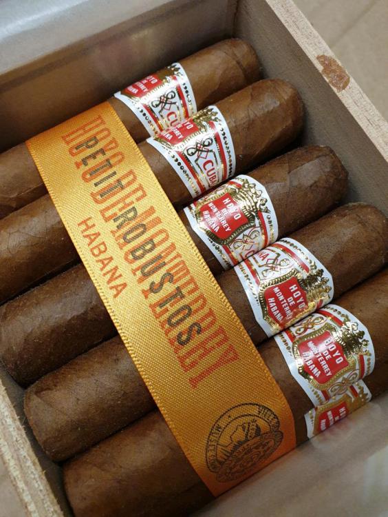 Hoyo De Monterrey Petit Robusto PCC Aged..jpg