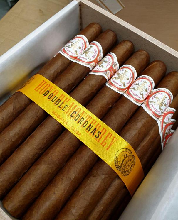 Hoyo De Monterrey Double Corona PSP OCT 19.jpg