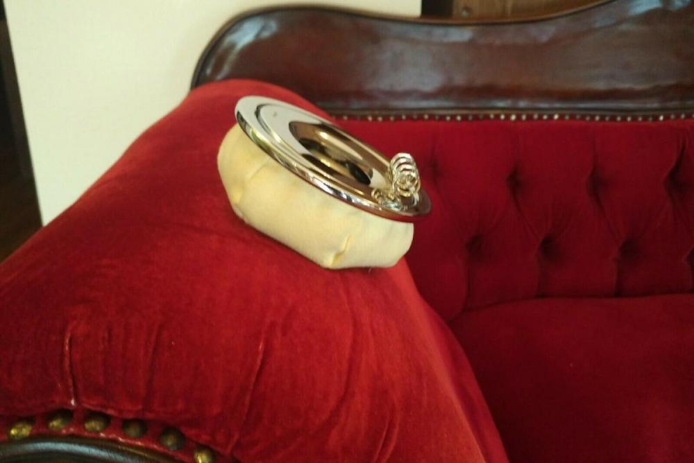 Fauteuils-Aschenbecher-für-Couch-Sofa-oder-Sessel-Zigarette.jpg