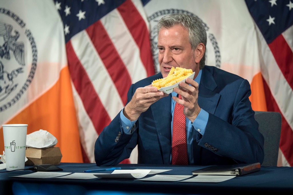 mayor-de-blasio-shake-shack-1.jpg.38b13cbf744dc0aa9f725c52f48ff4dc.jpg