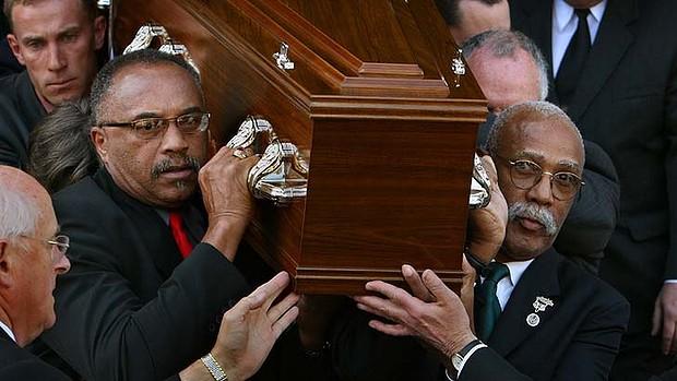 griot-magazine-peter-norman-funerals-white-man-in-that-photo-black-power-salute.jpg.cb3f0d86c1f96649fd205ffb73b62a5b.jpg