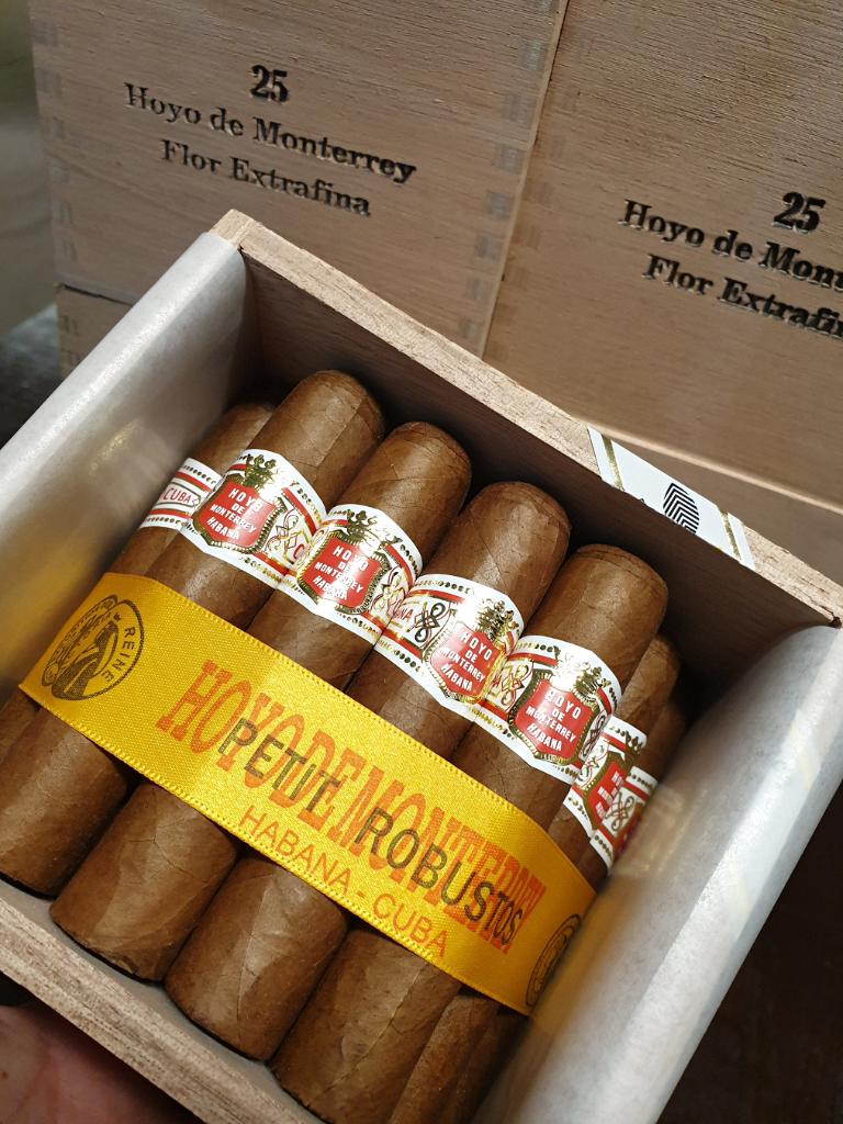 Hoyo de monterrey petit robusto HQ OCT 21.jpg
