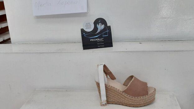 1036139211_Upeleteria-Reina-solamente-vendian-sandalias.jpg.706520facfc00c66d120d305833ca5d8.jpg
