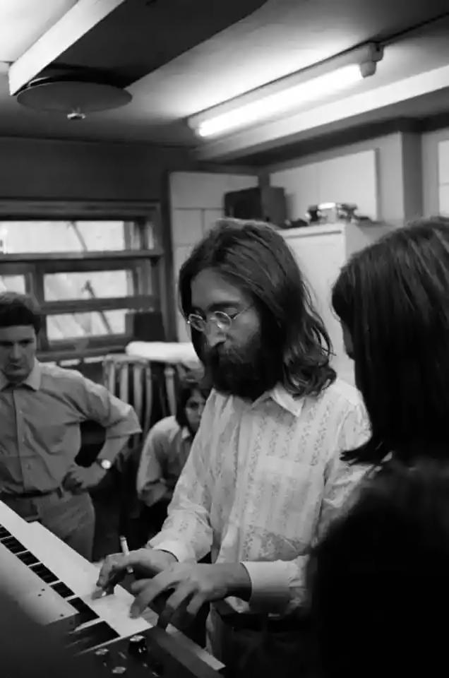 Lennon-Moog.jpg.5a0aab7b83247ee6552c1b2ee5ecd30c.jpg