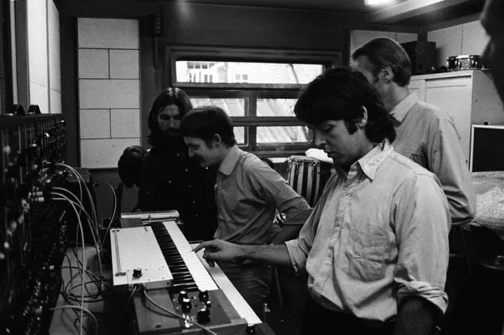 McCartney-Moog.jpg.360e9bede0af299b23f96633b528f9b1.jpg
