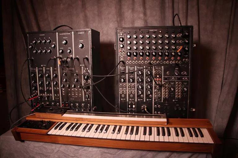 Moog-Modular-Ribbon-Controller.jpg.2f4be7bd98468739cb277a11c635f0d7.jpg
