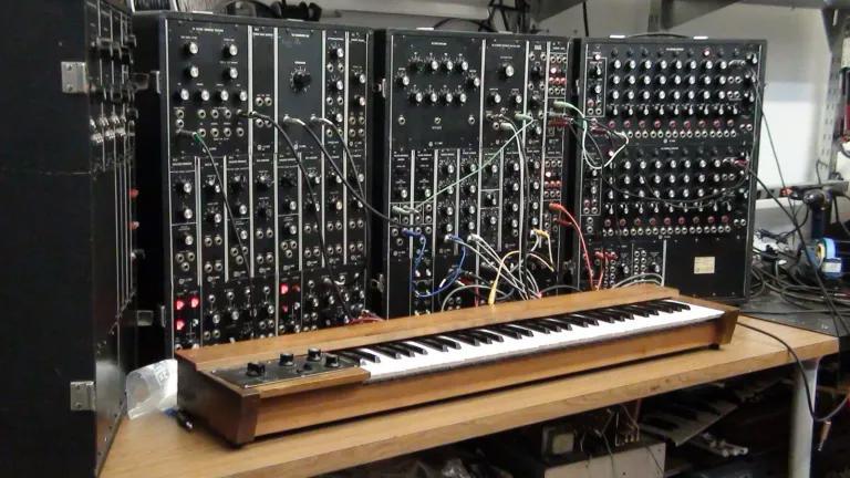 moog-modular.jpg.fc1d53a1e8c26426994bea39deca6e14.jpg