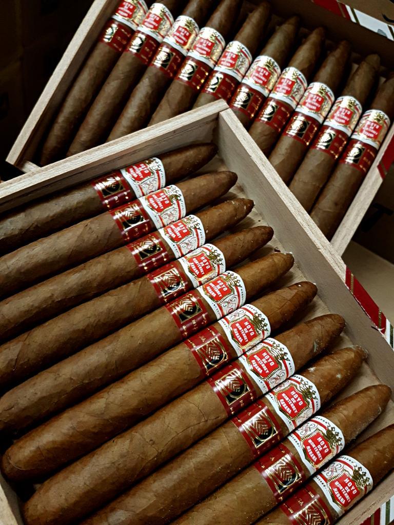 Hoyo De Monterrey Elegantes CL APR 18.jpg