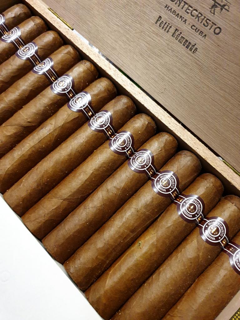 Montecristo Petit Edmundo HQ  MAY 20.jpg