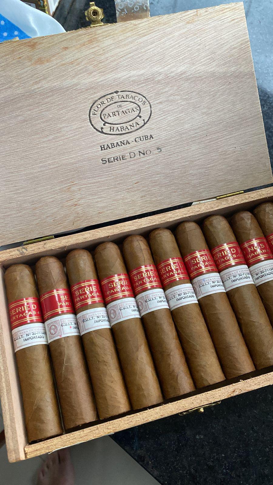 Partagas-D5.jpg.8e7c0b80f2d017cc6a6dc0eef5599e67.jpg