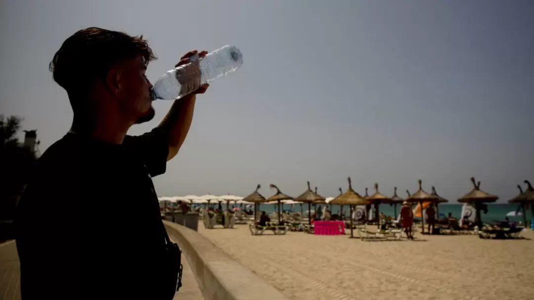 240108142330-01-water-bottle-mallorca-071824-restricted-20240322001935535.webp.f0f7bf632fa34cd3b750d8cb1c005ad6.webp