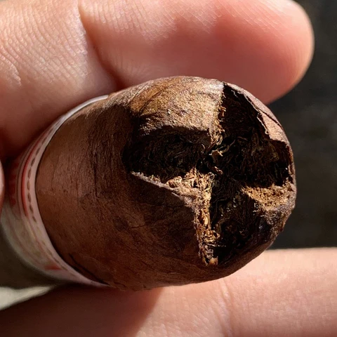 Crown_Cut_Cuban_Cigar_480x480.webp.68cd078b45a36201457825ef20a0b0f5.webp