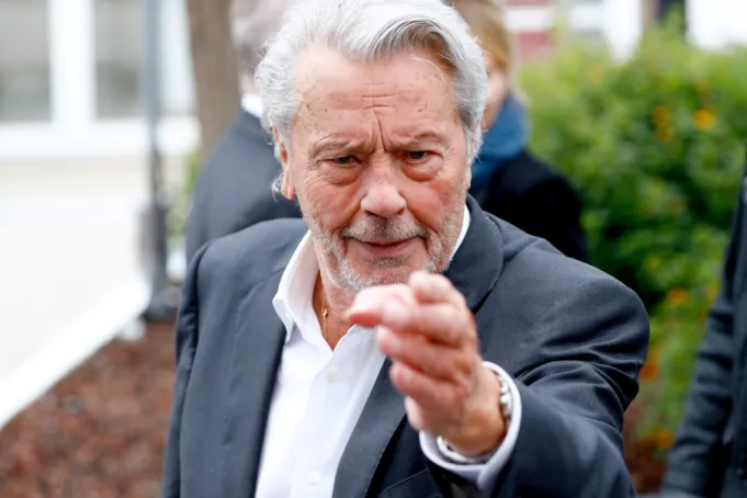 Alain-Delon.webp.150f1fb24121925309a02066dfc0bab1.webp