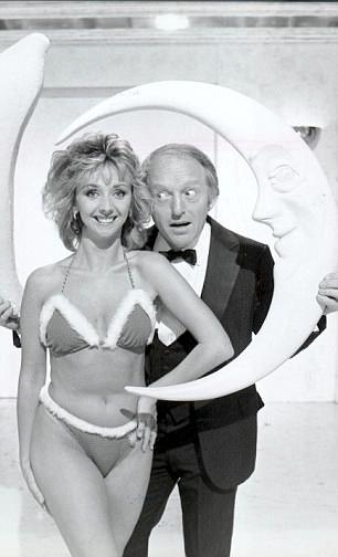 0026C53800000258-5002310-Magician_Paul_Daniels_with_Debbie_McGee-a-4_1508542193206.jpg.ca777cac007a00709bee2d73ef616f66.jpg