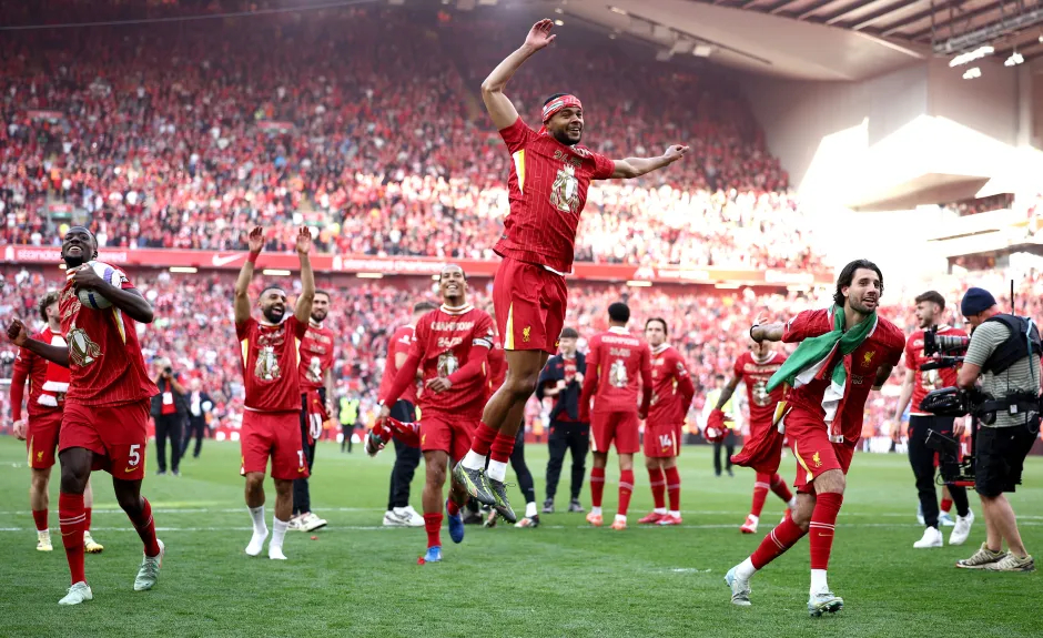 teammates-celebrate-front-fans-english-990385008.webp.ecef0b90a1b37bebbf5b9885a184e3f6.webp
