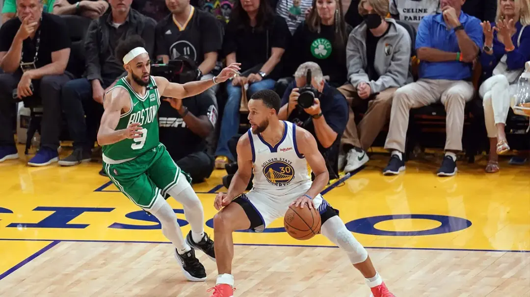 Derrick-White-and-Steph-Curry.thumb.webp.5831d3ab46985c8a26ee77e3d1f86e2b.webp