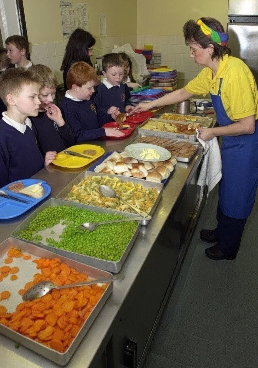 children-queue-up-for-school-dinners-uk-A6PJ8A3.jpg.98f9f6850e67bda7c72d051b1f2a7397.jpg