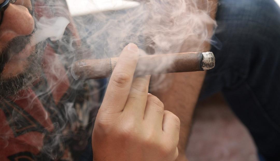 tobacco_cigar_pure_leaf_smoke_smoker_smoking-594884-1560x900.jpg.8e5ea42d4280057f73bfef925b1452c7.jpg