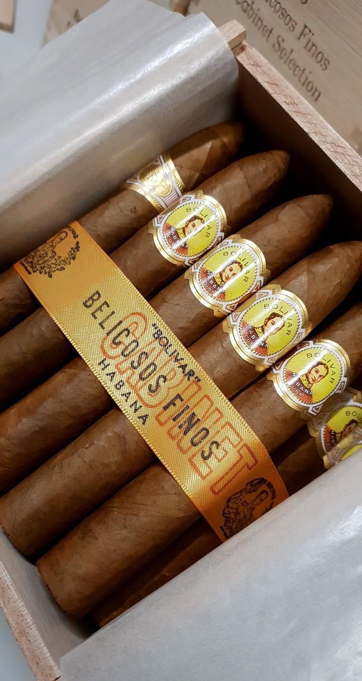 Bolivar belicoso Finos HQ AGO 18.jpg
